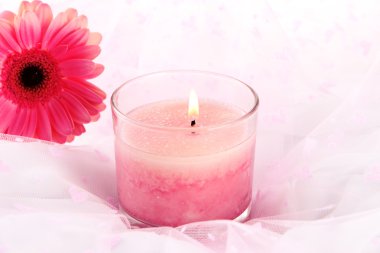 çiçek beyaz kumaş üzerine ile güzel mum yakın çekim