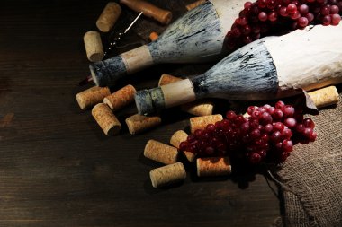 eski şişe şarap, üzüm ve ahşap zemin üzerinde mantarlar