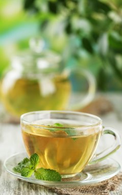 ahşap masa çiçekleri taze nane ile bitkisel çay