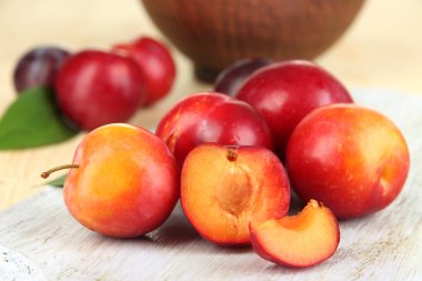 ahşap masa yakın çekim üzerinde olgunlaşmış Erik