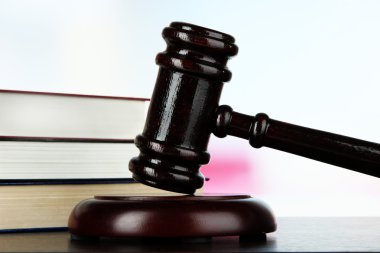 Tokmak ve açık renkli masada kitaplar