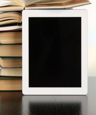 Tablet ve açık renkli kitap