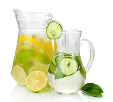 limon, salatalık ve üzerinde beyaz izole sürahi buz ile soğuk su