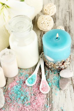 ahşap masa yakın çekim yapma lily ile güzel bir spa ayarı