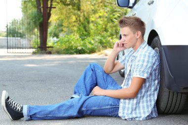 adam sonra araba arıza tamir servisi arıyor