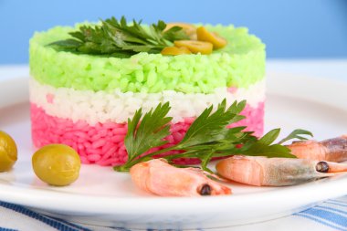 plaka üzerine peçete üzerinde mavi arka plan üzerinde renkli pirinç