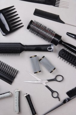 profesyonel kuaför Gereç gri arka plan üzerinde