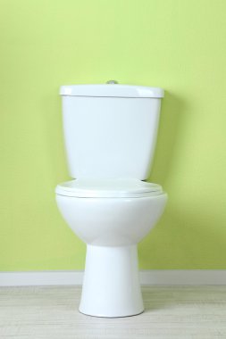 Banyodaki beyaz klozet.