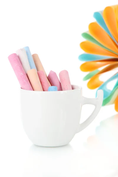 Craies colorées dans une tasse isolée sur blanc — Photo