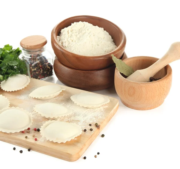 Albóndigas crudas e ingredientes en escritorio de madera, aislados en blanco — Foto de Stock