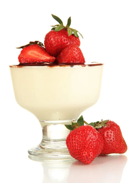 Délicieux dessert à la fraise dans un vase en verre isolé sur blanc — Photo