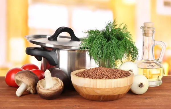 Ингредиенты для приготовления гречихи на столе на кухне — стоковое фото