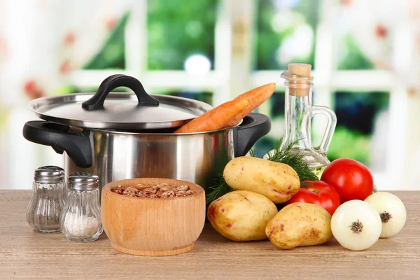 Ingrediënten voor het koken van borsch op tafel in de keuken — Stockfoto