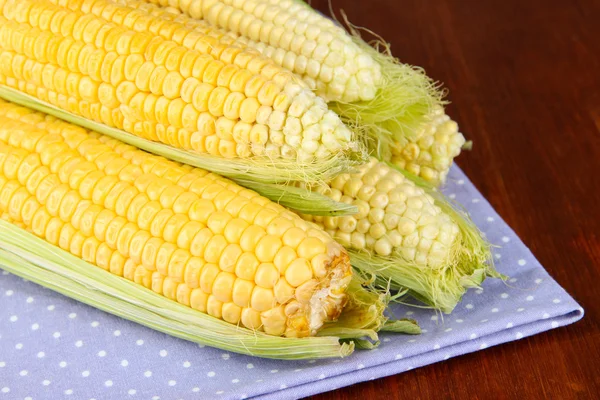 Frisches Maisgemüse auf Holztisch — Stockfoto