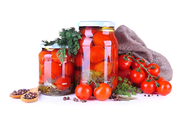 おいしいの缶詰とフレッシュ トマト、白で隔離されます。 — ストック写真