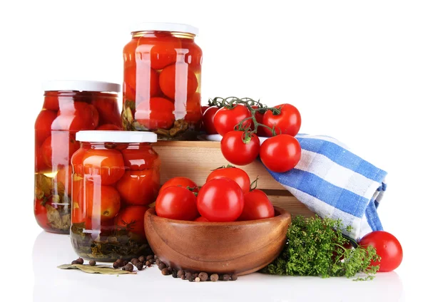 Smakelijke ingeblikte en verse tomaten, geïsoleerd op wit — Stockfoto