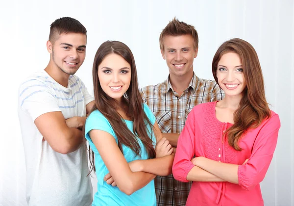 Grupo de jóvenes felices y hermosos en la habitación — Foto de Stock