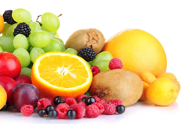 Frutas frescas e bagas isoladas em branco — Fotografia de Stock