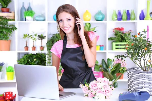 Hermosa floristería chica con flores en la tienda de flores — Foto de Stock