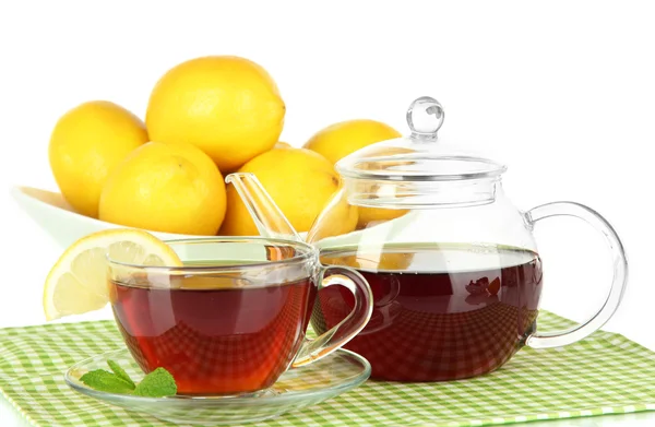 Чашка чая с лимоном на столе на белом фоне — стоковое фото