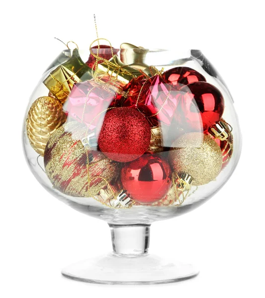 Стеклянная чаша, наполненная рождественскими украшениями, изолированная на белом — стоковое фото