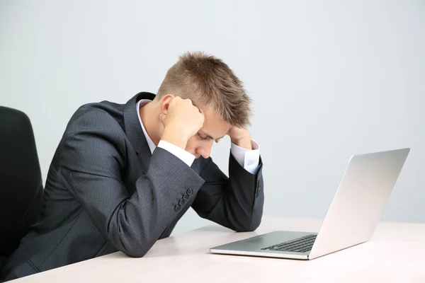 Portrait De Jeune Homme D'affaires Travaillant Au Bureau — Photo