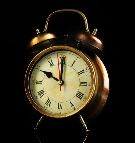 Antiguo reloj despertador aislado en negro — Foto de Stock