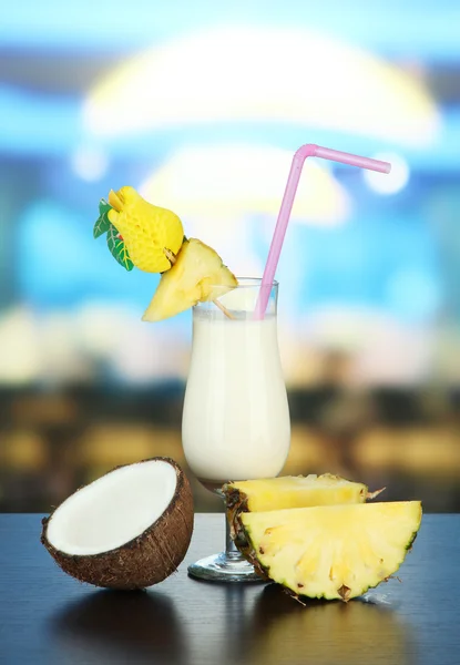 Pina colada bevanda in bicchiere da cocktail, su sfondo luminoso — Foto Stock