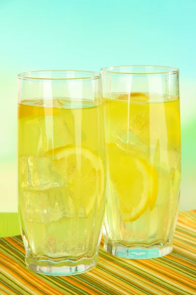 Köstliche Limonade auf dem Tisch auf hellblauem Hintergrund — Stockfoto