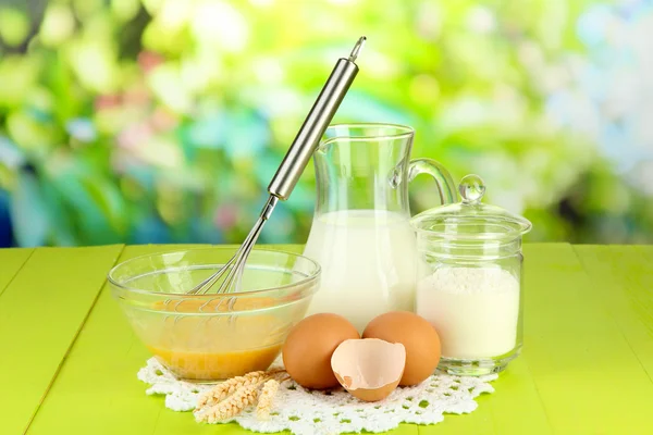 Ingredientes de massa de farinha na mesa de madeira no contexto natural — Fotografia de Stock