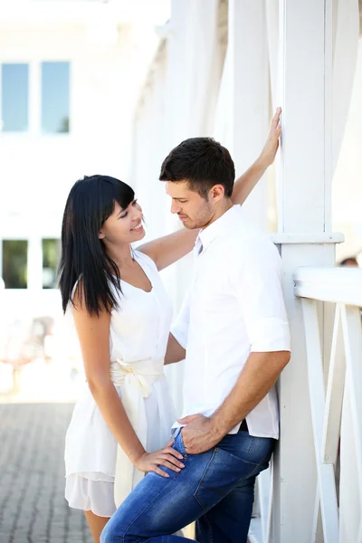 Beau jeune couple romantique, en plein air — Photo