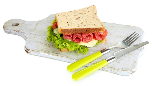 おいしいサンドイッチ サラミ ソーセージと野菜のまな板、白で隔離される上で — ストック写真