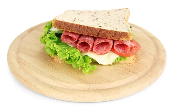 Leckeres Sandwich mit Wurst und Gemüse auf Schneidebrett, isoliert auf weißem — Stockfoto