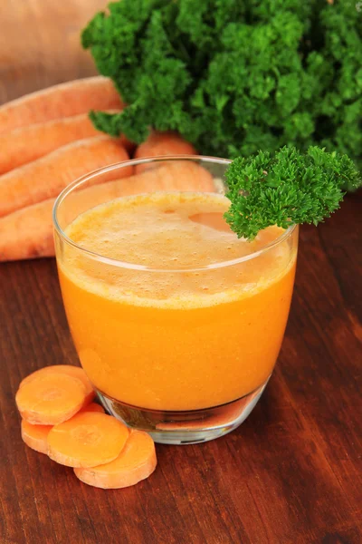 Jus de carotte frais sur table close-up — Photo