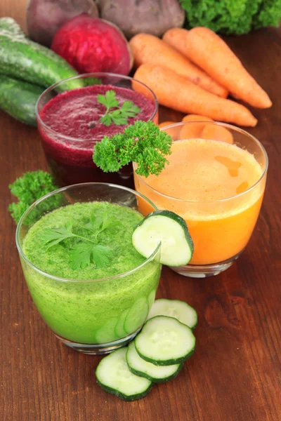 Świeże soki warzywne na stół szczegół — Zdjęcie stockowe