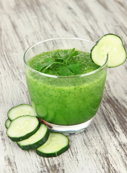 Grüner Gemüsesaft auf dem Tisch in Großaufnahme — Stockfoto