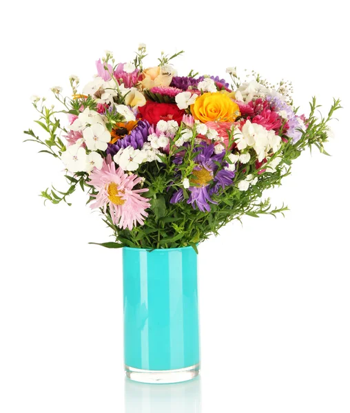 Belo buquê de flores brilhantes em vaso de cor, isolado em branco — Fotografia de Stock
