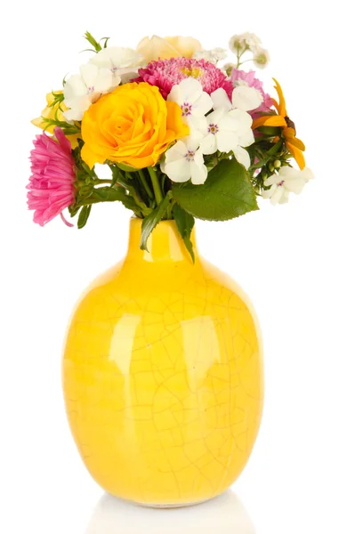 Belo buquê de flores brilhantes em vaso de cor, isolado em branco — Fotografia de Stock