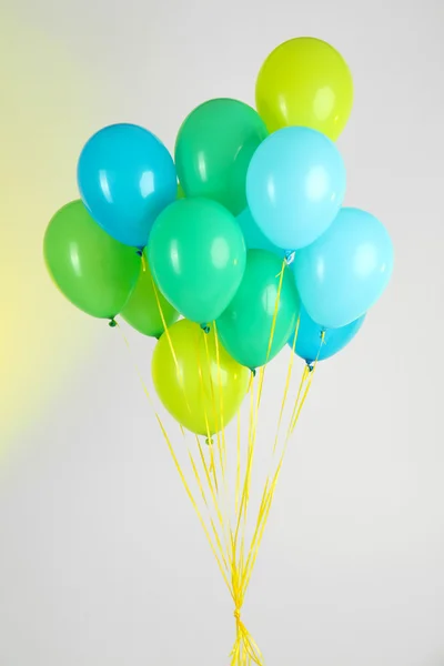 Барвисті кульки на кольоровому фоні — стокове фото