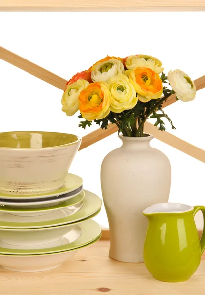 Spousta krásné nádobí na dřevěný kabinet na bílém pozadí — Stock fotografie