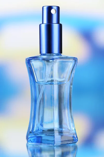 Жіночі парфуми в красивій пляшці на яскравому фоні — стокове фото