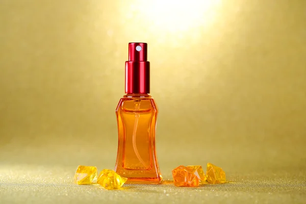 Donne profumo in bella bottiglia su sfondo arancione — Foto Stock