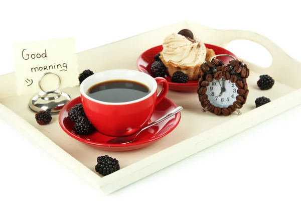 Taza de té con pasteles en bandeja de madera aislada en blanco —  Fotos de Stock