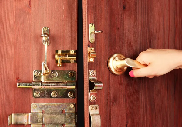 La mano abre la puerta de cerca — Foto de Stock