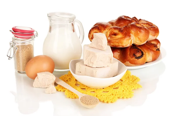 Levedura seca com pastelaria e ingredientes de cozimento isolados em branco — Fotografia de Stock