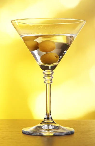 Martini with green olives on table in bar — Stock Photo, Image