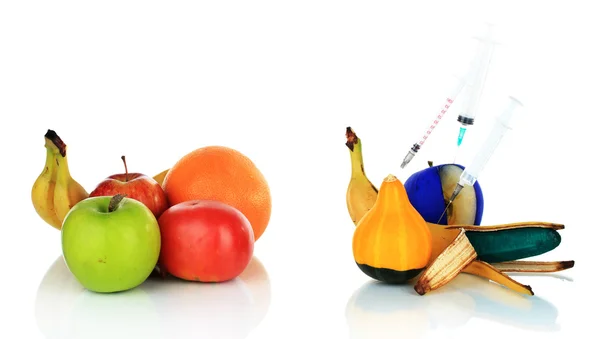 Injeção em frutas e legumes isolados em branco — Fotografia de Stock