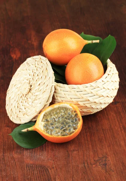 Passion fruits in wicker basket on table close-up — Stock Photo, Image