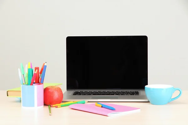 Posto di lavoro a casa con computer, da vicino — Foto Stock