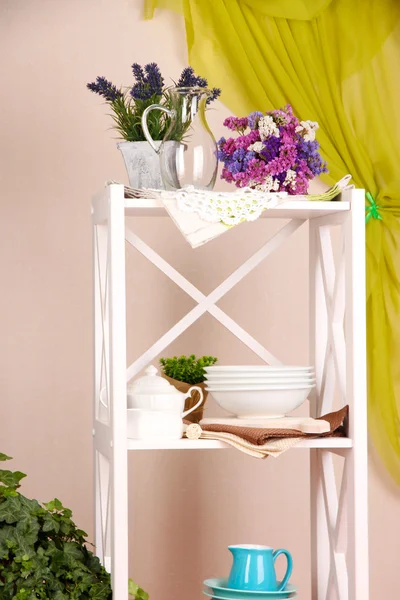 Piękne Białe półki z naczynia i wystrój, na tle ściany kolor — Zdjęcie stockowe